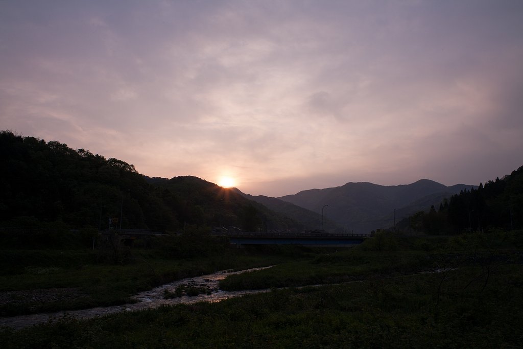 雨の降る前の朝日の出。