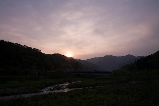 雨の降る前の朝日の出。