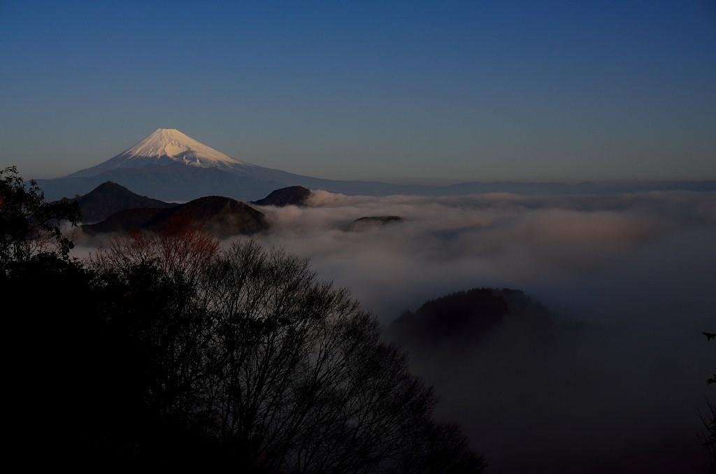 雲海の向こうに