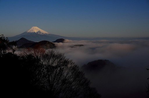 雲海の向こうに