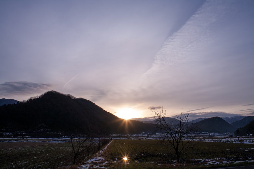 雲に覆われた朝日の出・・。