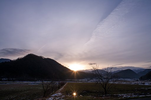 雲に覆われた朝日の出・・。