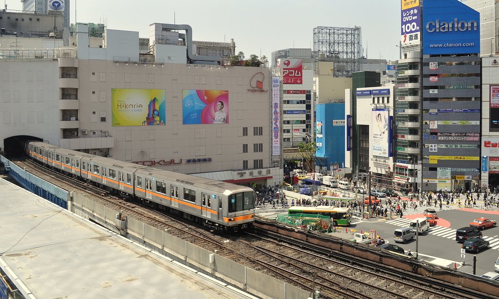 渋谷ピカリエからの地下鉄風景