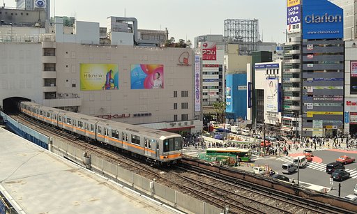渋谷ピカリエからの地下鉄風景