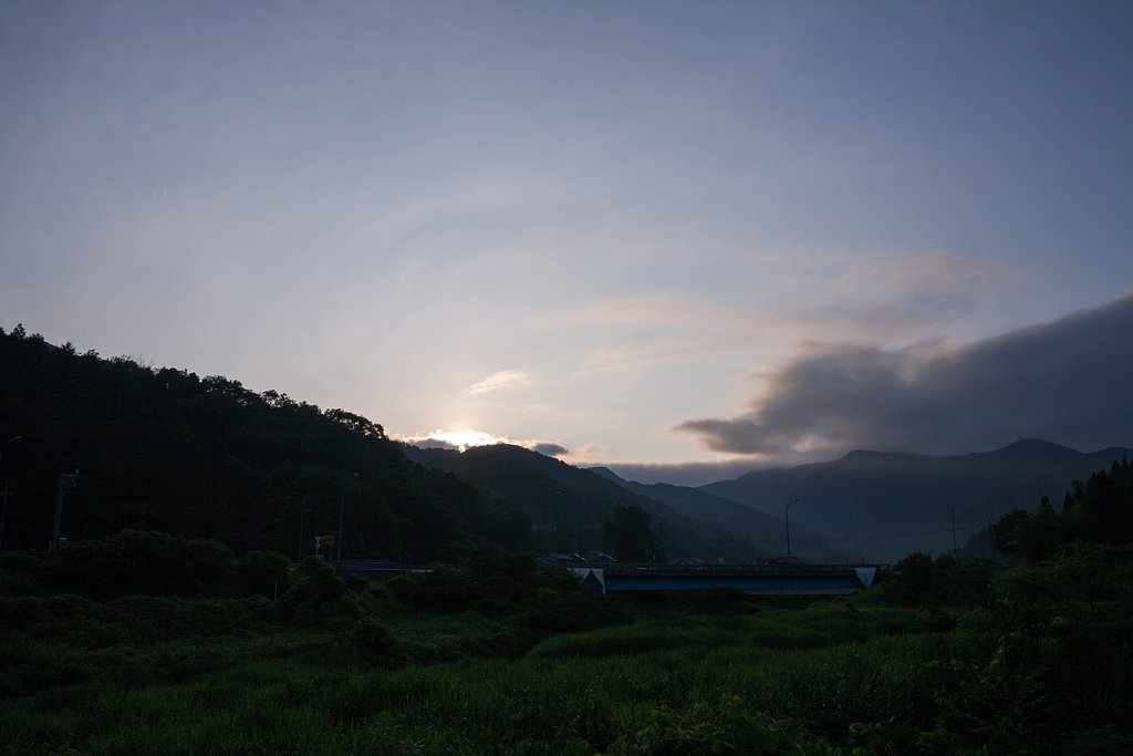 塚の間の山の稜線からの日の出!