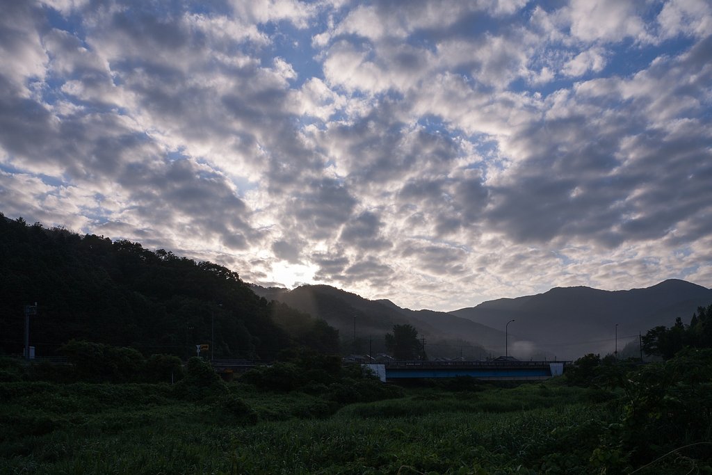 山の稜線からの朝日の出直前!