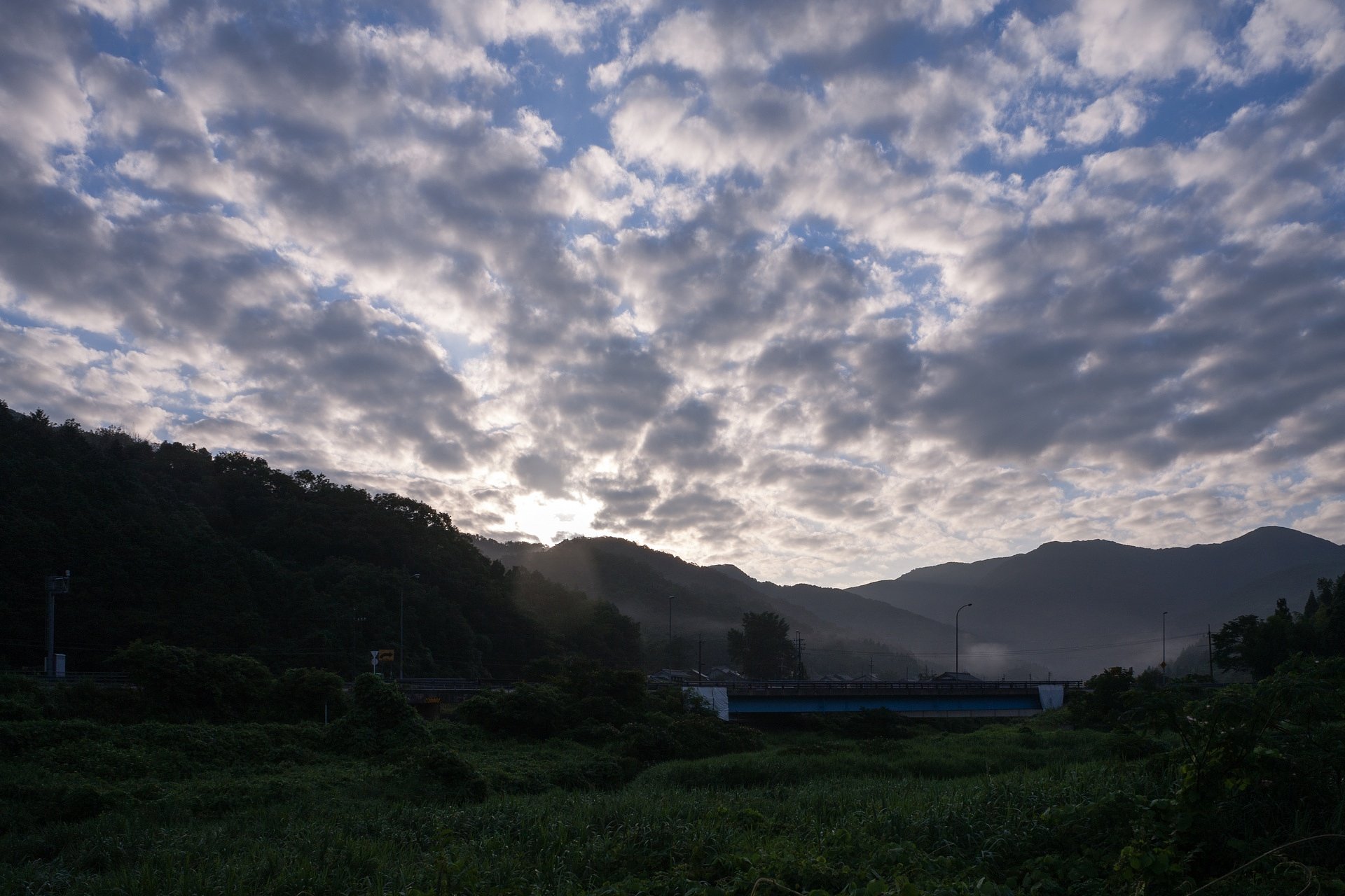 山の稜線からの朝日の出直前!