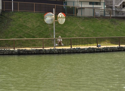 川のカーブミラー