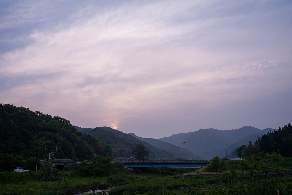 山の稜線からの朝日の出。