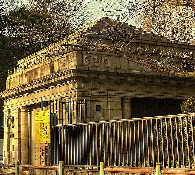 博物館動物園駅駅舎