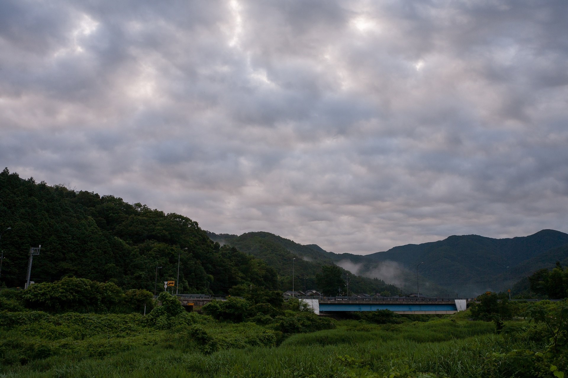 うろこ雲が立ち込めて・・。