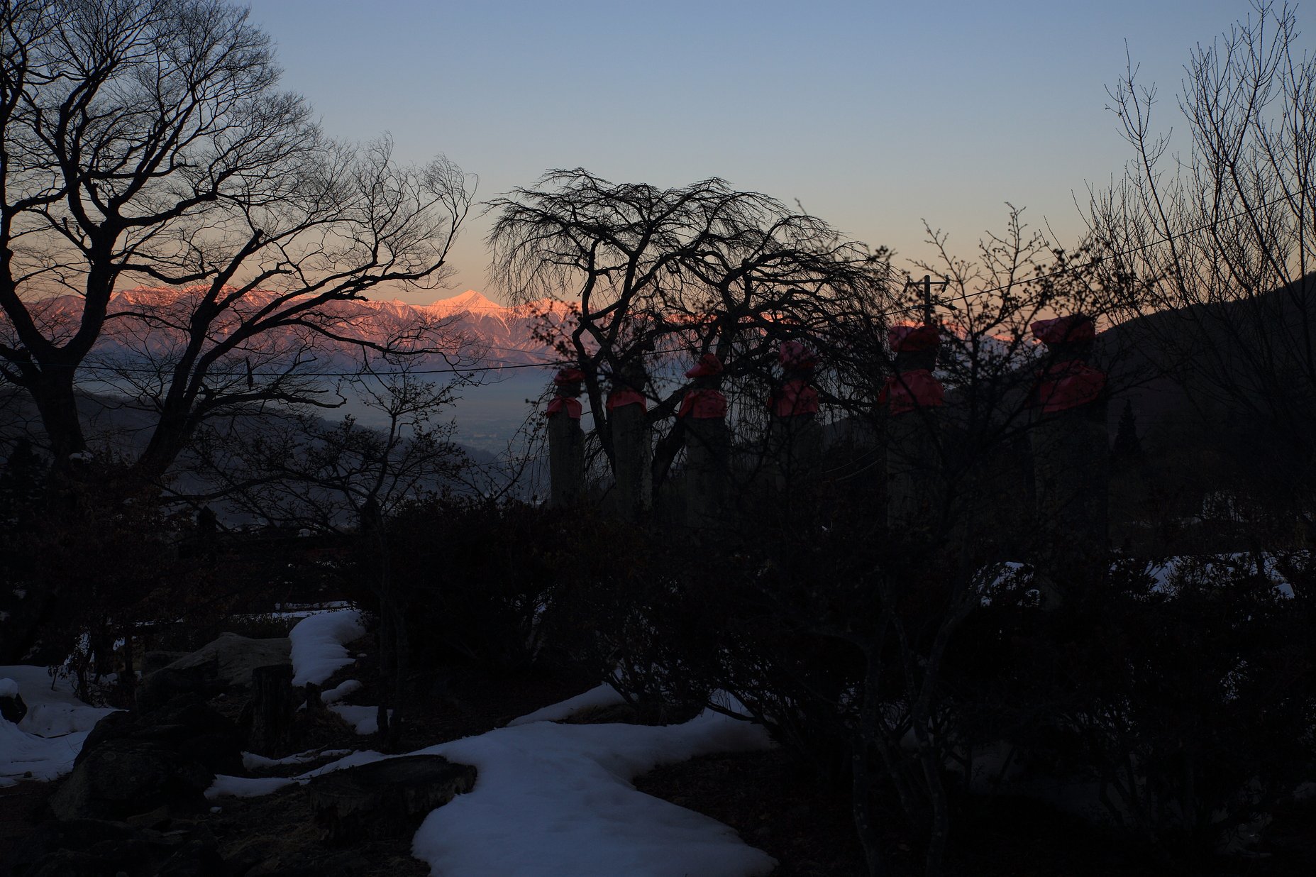 硬い雪と朝焼け