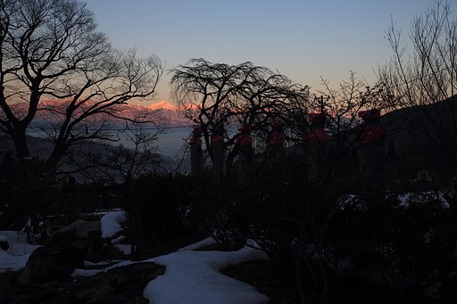 硬い雪と朝焼け