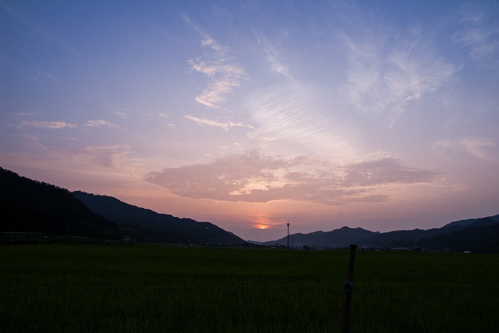 薄い夕焼けを広角で・・。