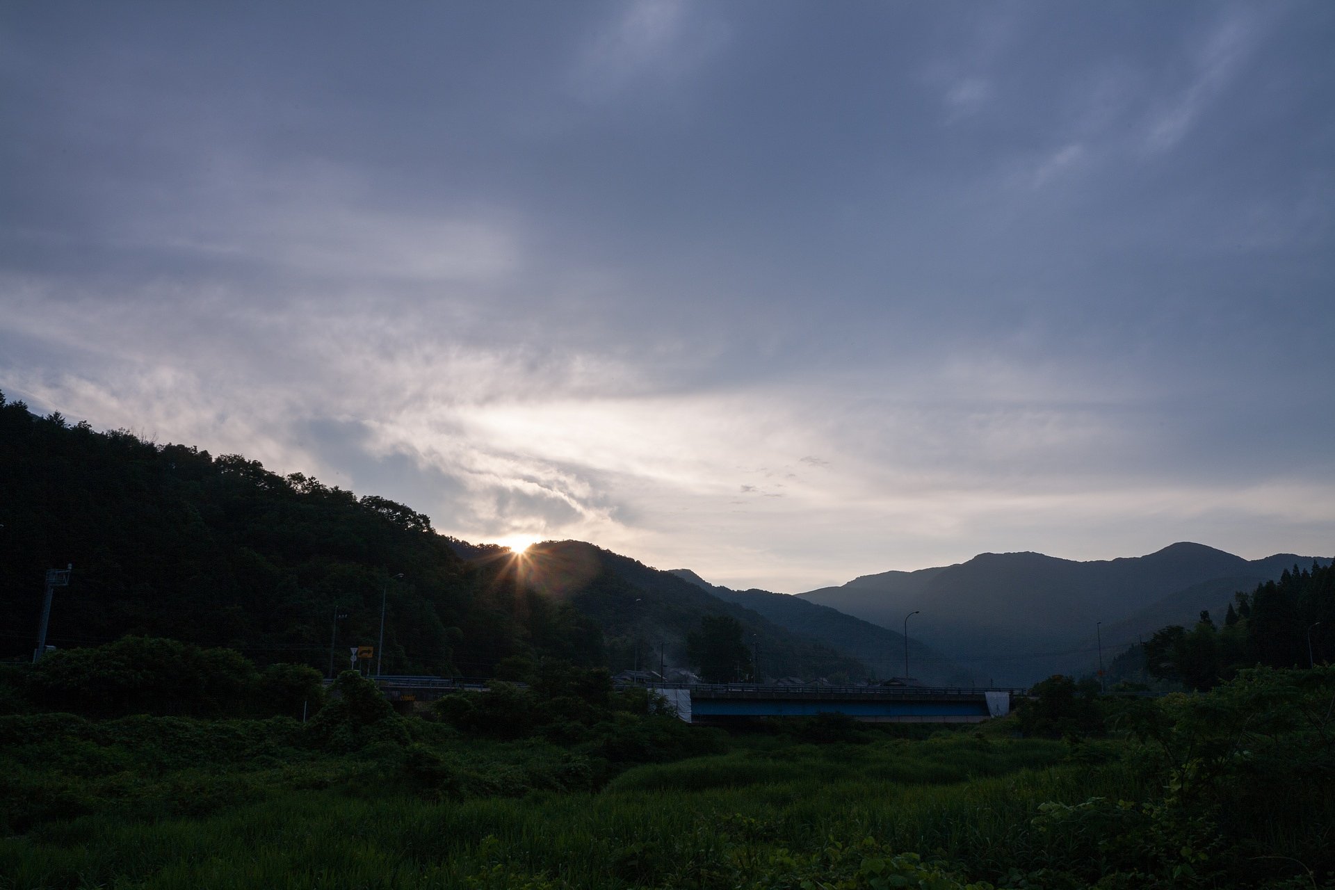 梅雨の朝日の出に。