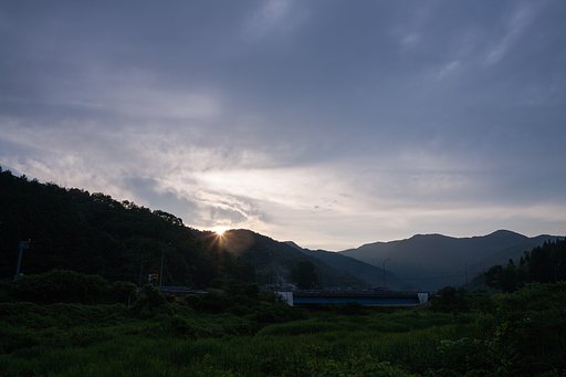 梅雨の朝日の出に。