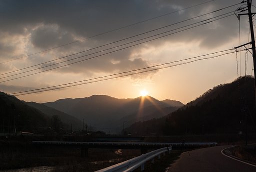 山の稜線からの朝日の出。