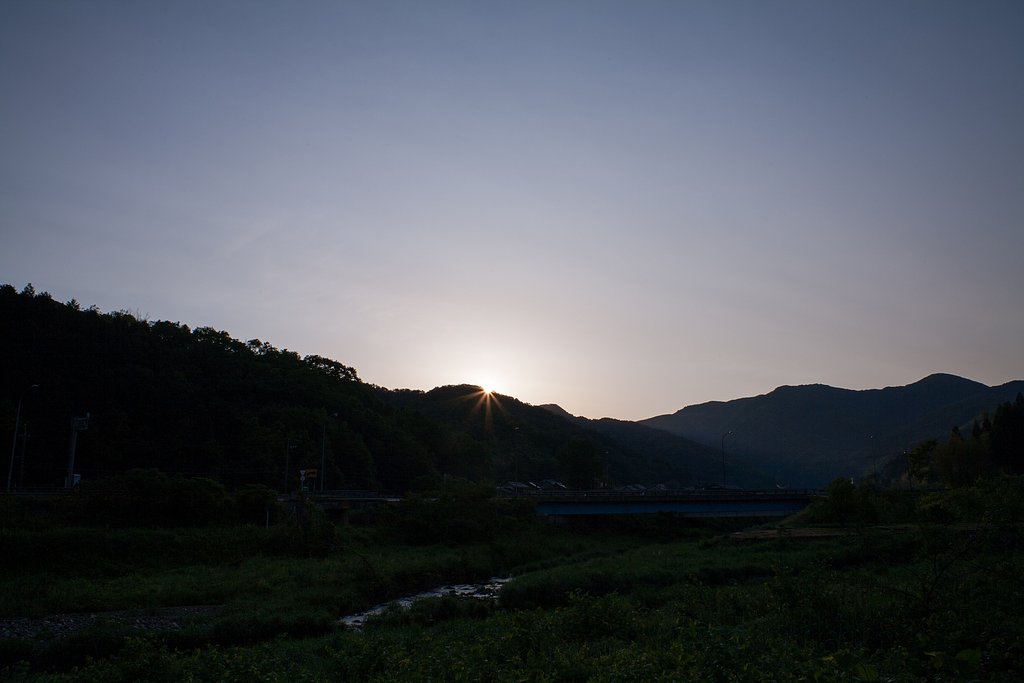 薄い雲の中の朝日の出。