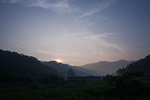 山の稜線からの朝日の出!