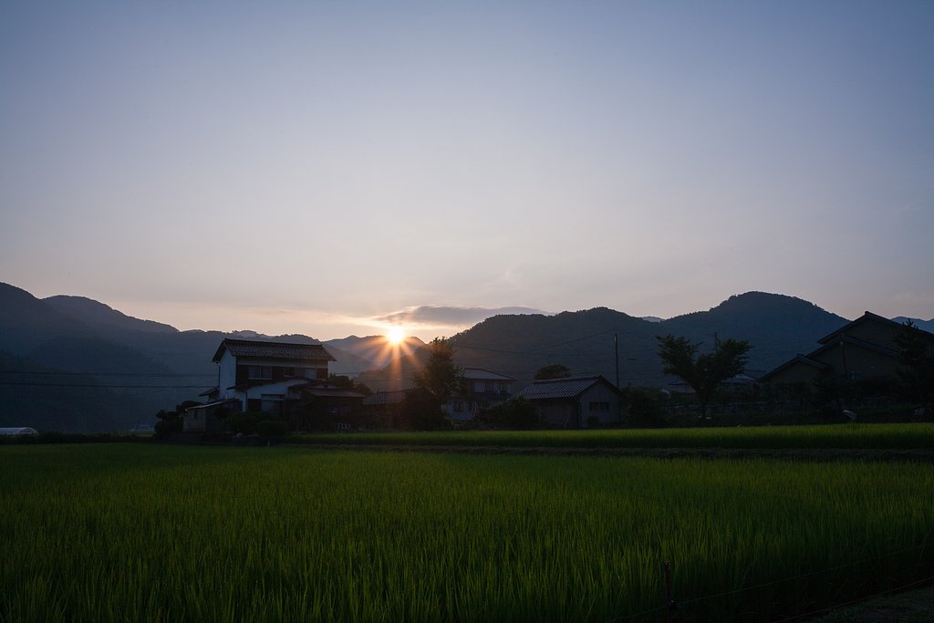 山の稜線から朝日が・・。