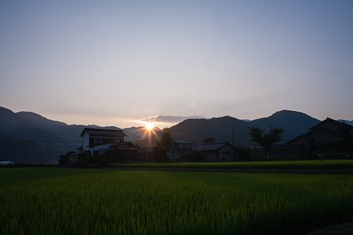 山の稜線から朝日が・・。