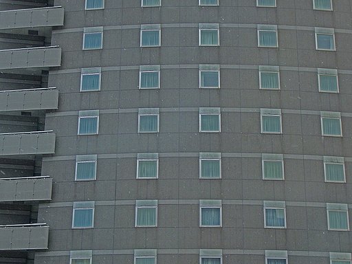 青味がかる壁と
