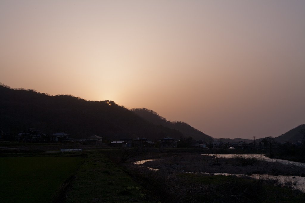 山の稜線への日の入り。
