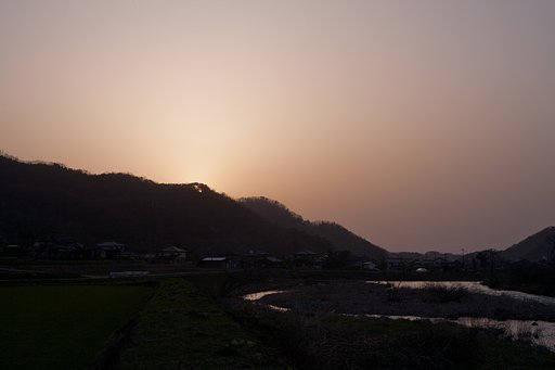 山の稜線への日の入り。