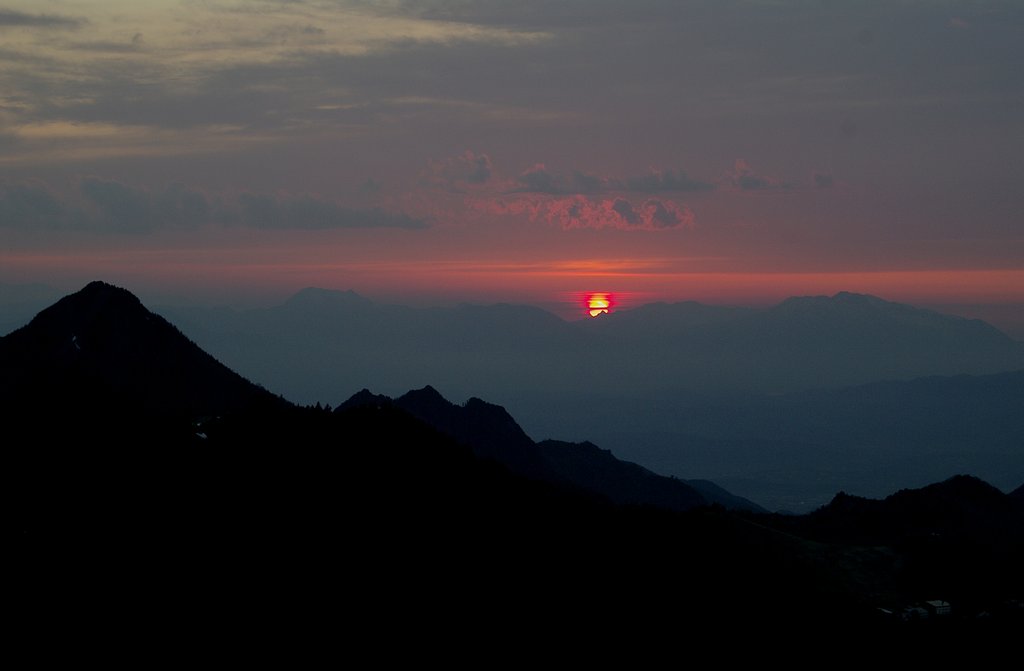 夕陽がミノルタのマークみたいに。。DA16-45