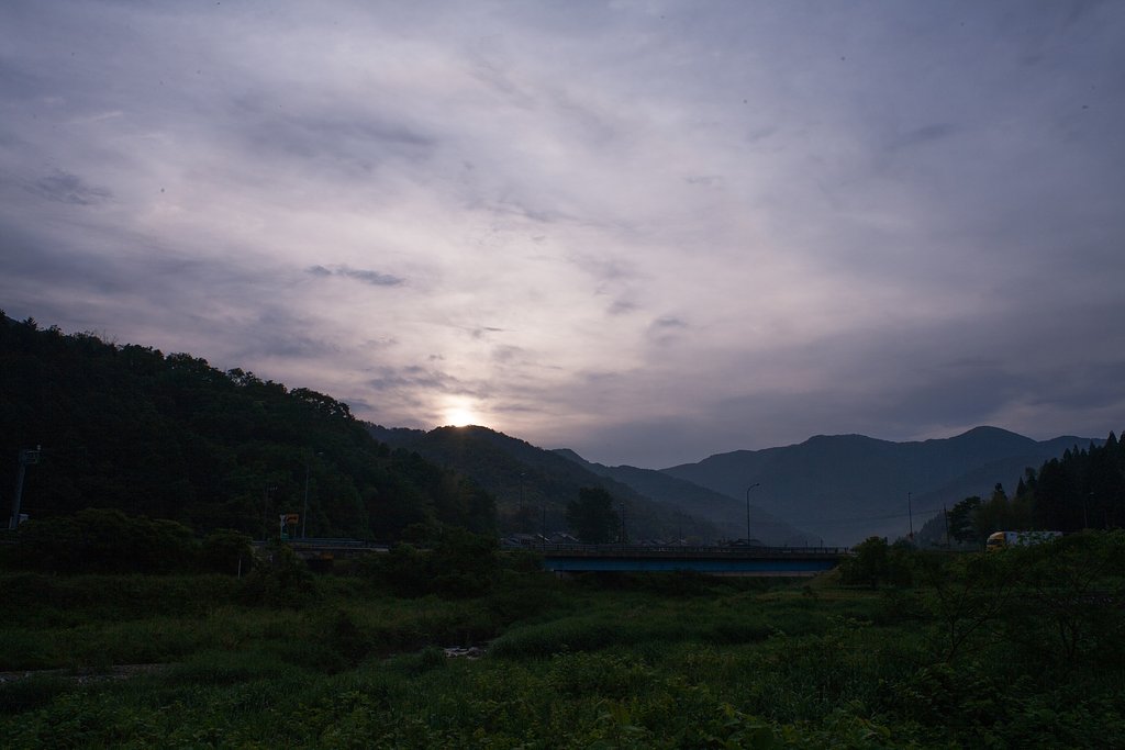 雲の多いいさ日の出。