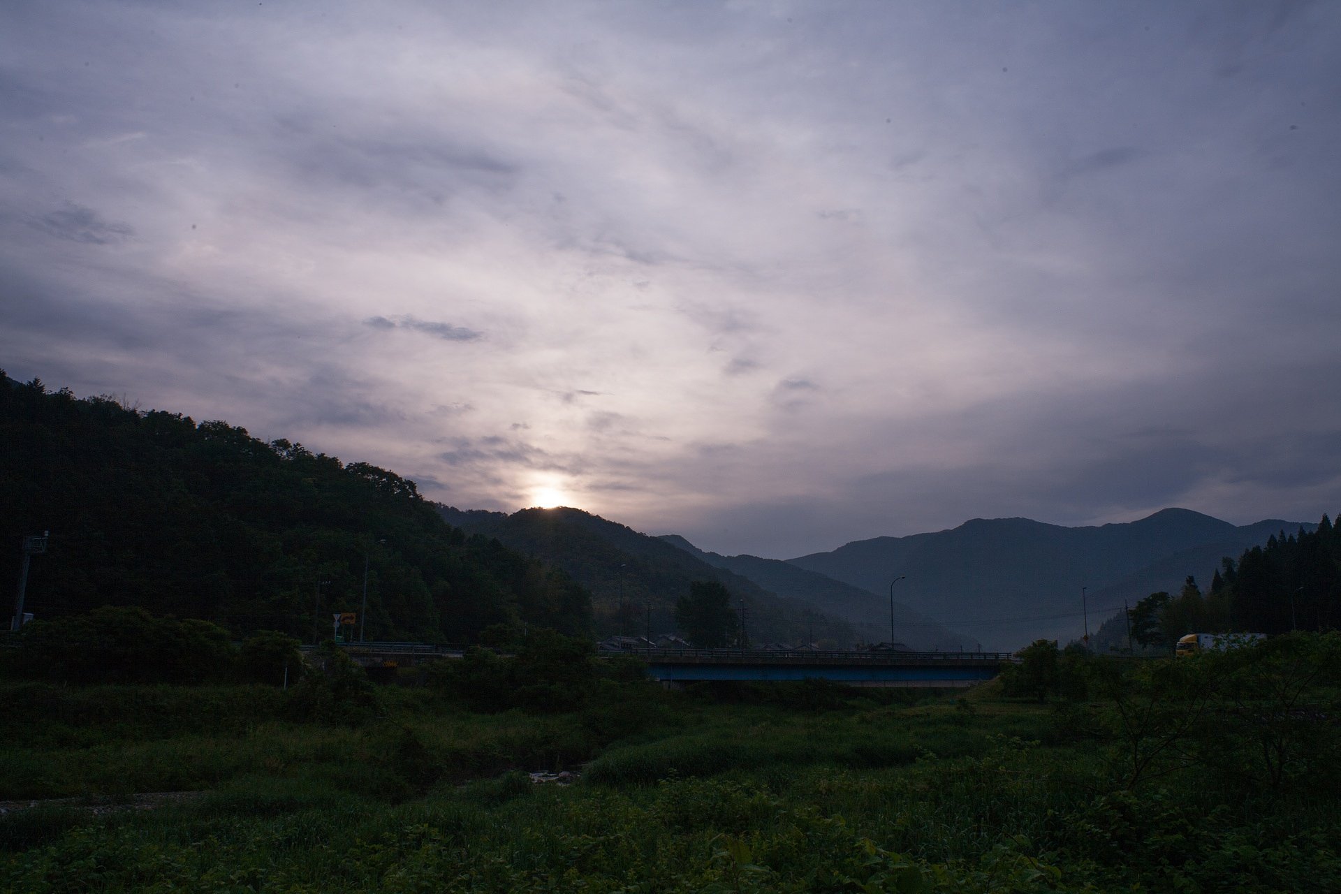 雲の多いいさ日の出。