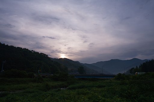 雲の多いいさ日の出。