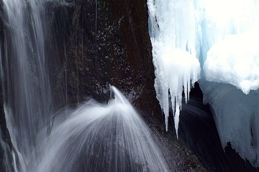 雪と滝