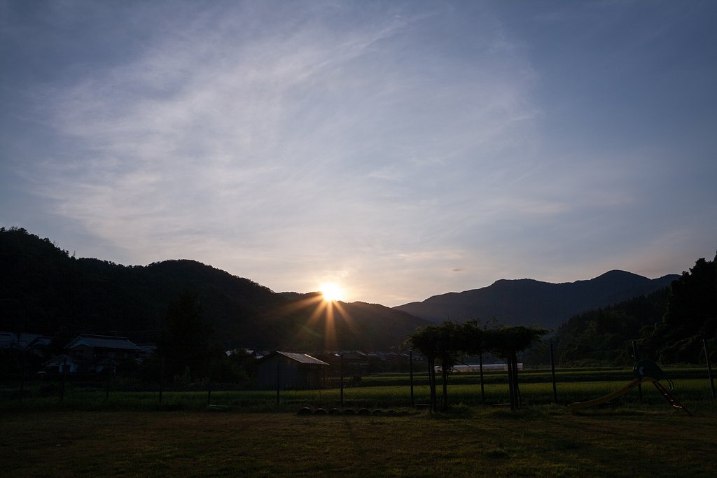 山の稜線からの朝日の出!