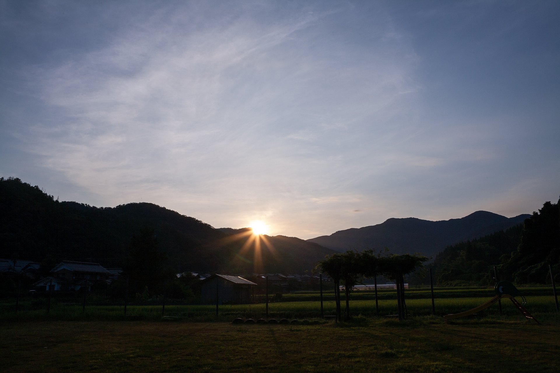 山の稜線からの朝日の出!