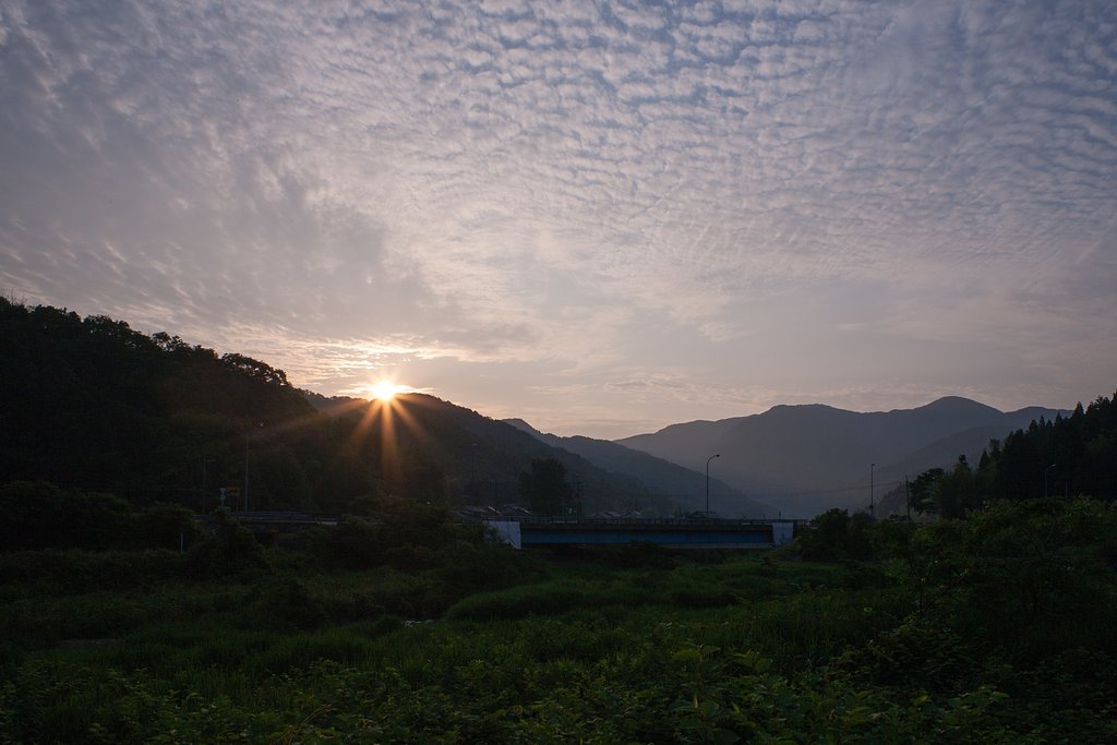うろこ雲の朝日の出。