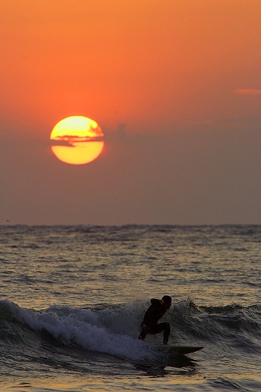 夕暮れのサーファー