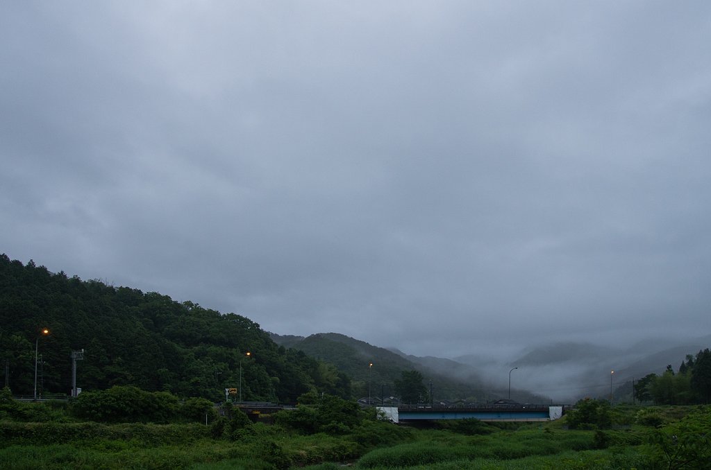 朝日の出の時間は、梅雨の雨空です。