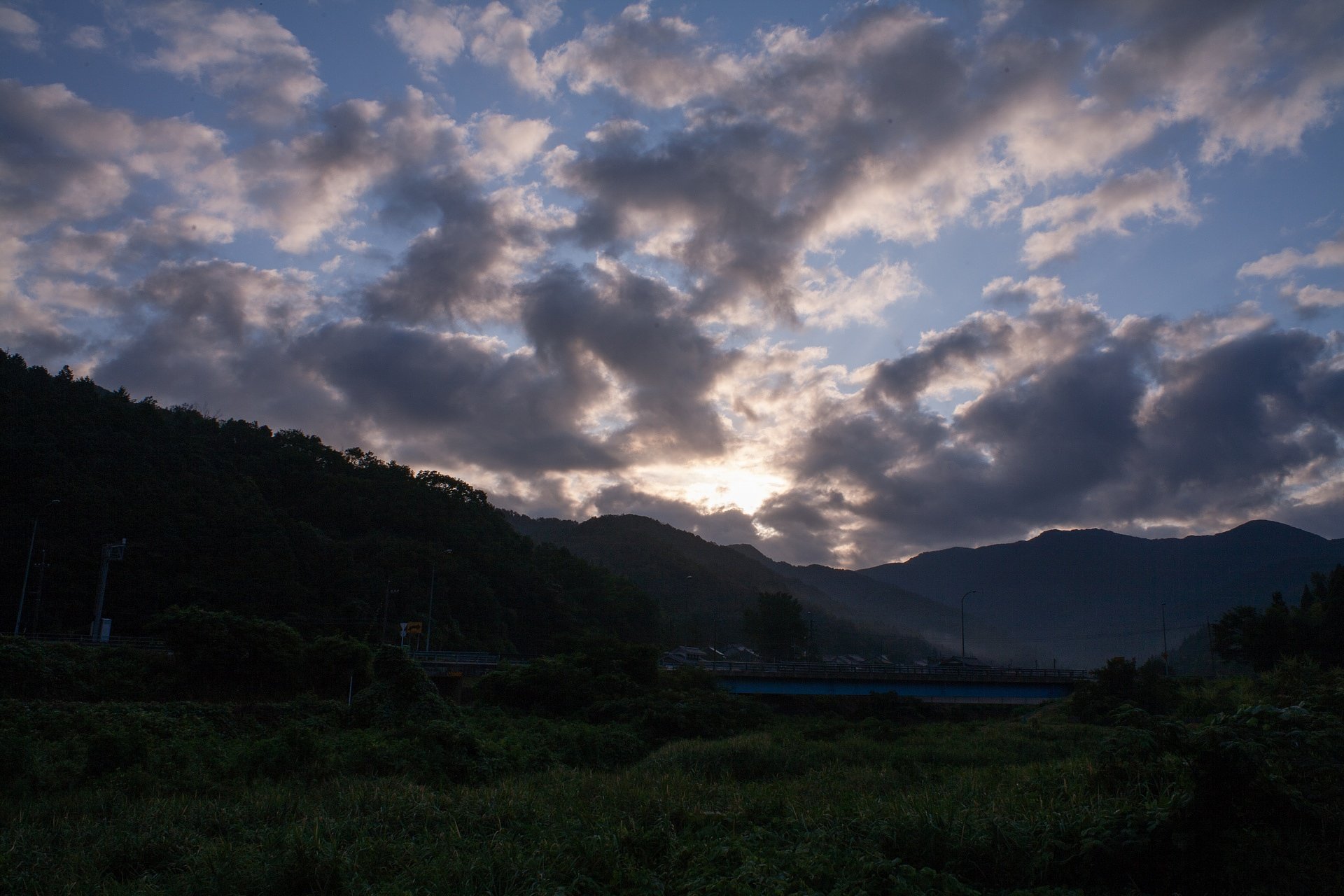 雲の多い朝日の出の時間。