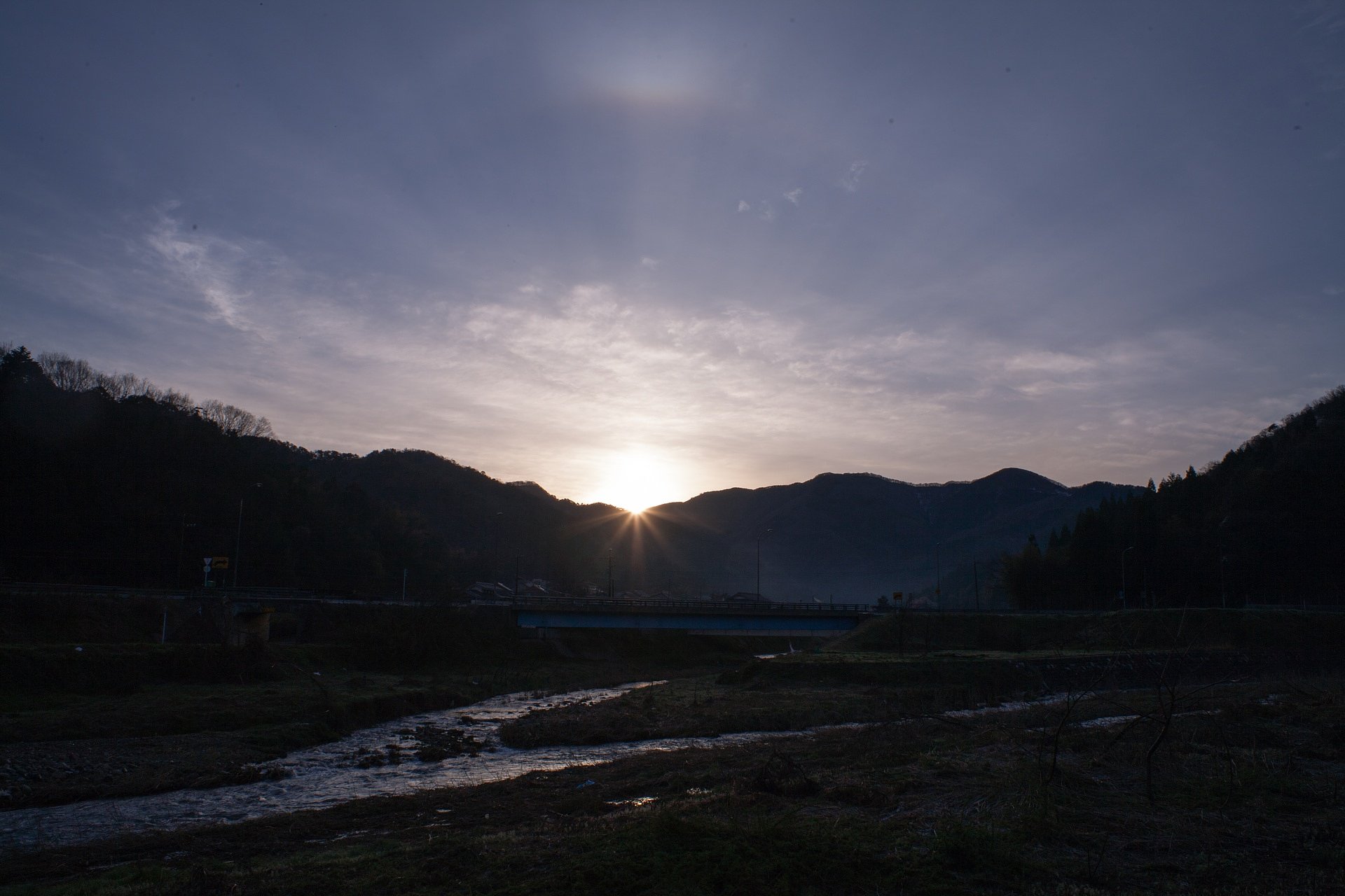 山の稜線からの朝日の出。