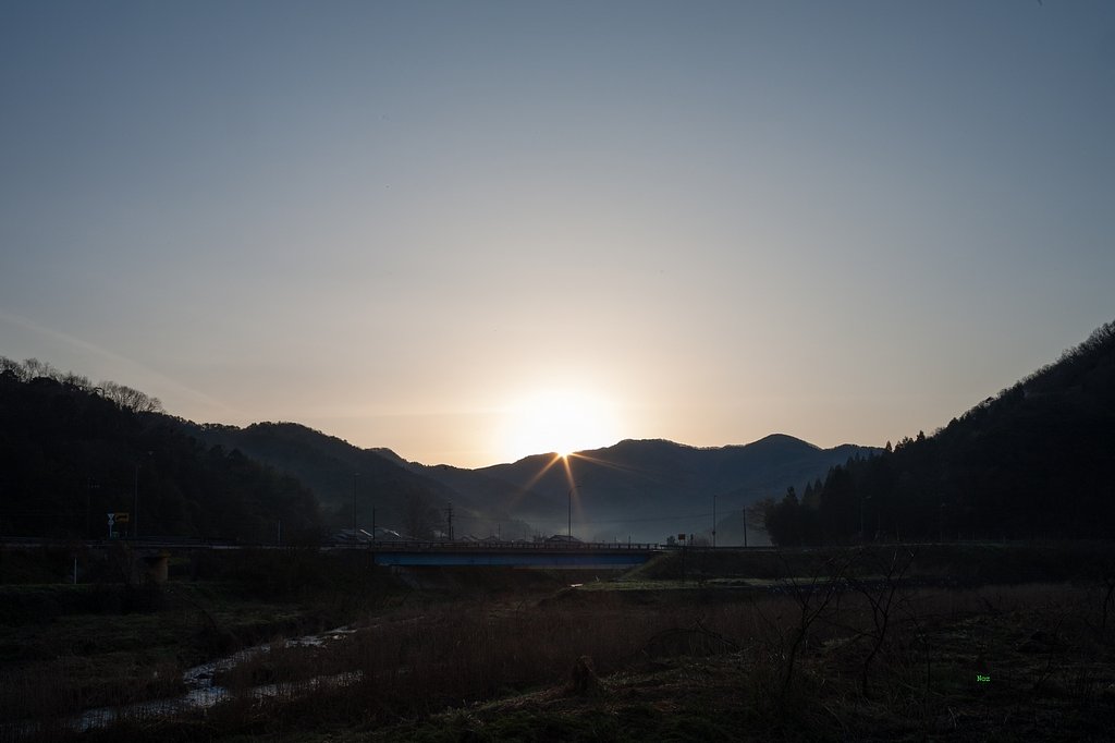 山の稜線から朝日の出が!   