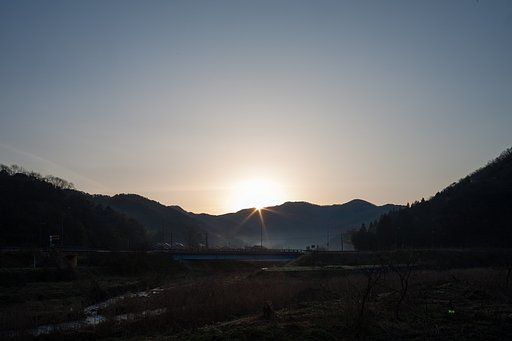 山の稜線から朝日の出が!   