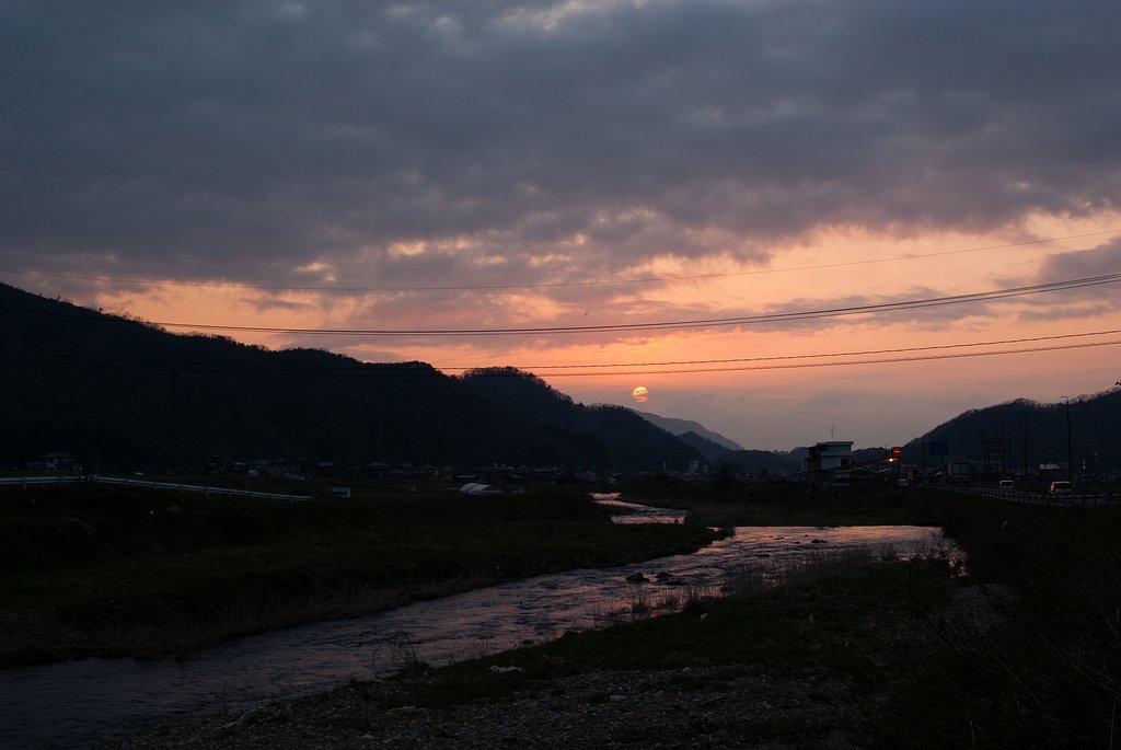 今日の夕焼けは雲に隠れて・・