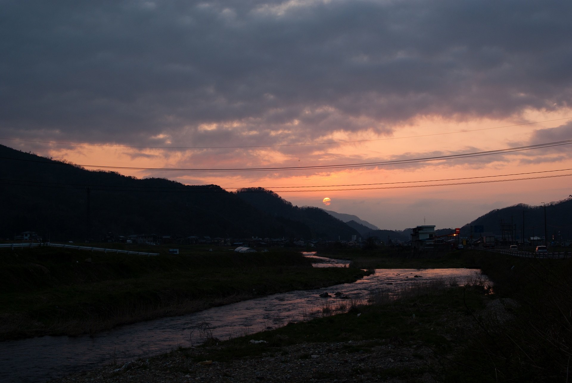 今日の夕焼けは雲に隠れて・・