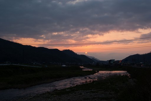 今日の夕焼けは雲に隠れて・・