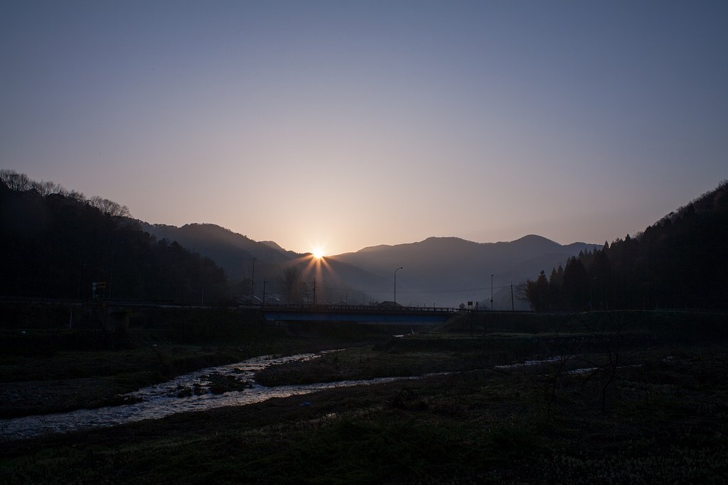 山の稜線からの朝日の出。