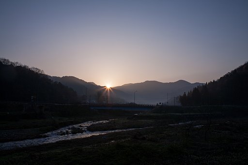 山の稜線からの朝日の出。