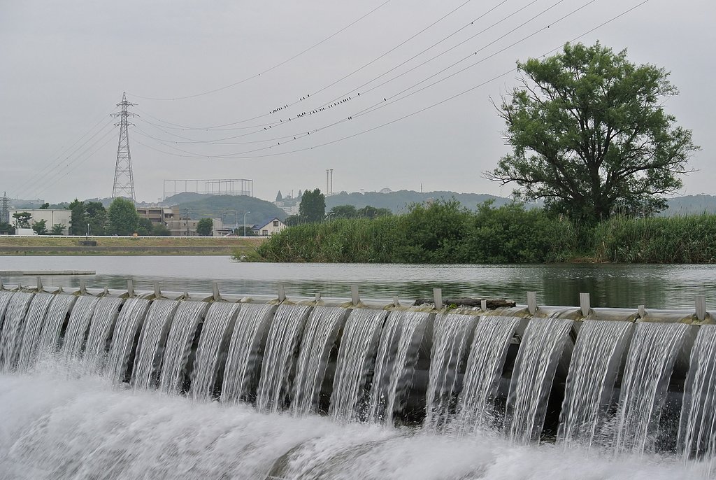 梅雨空の堰