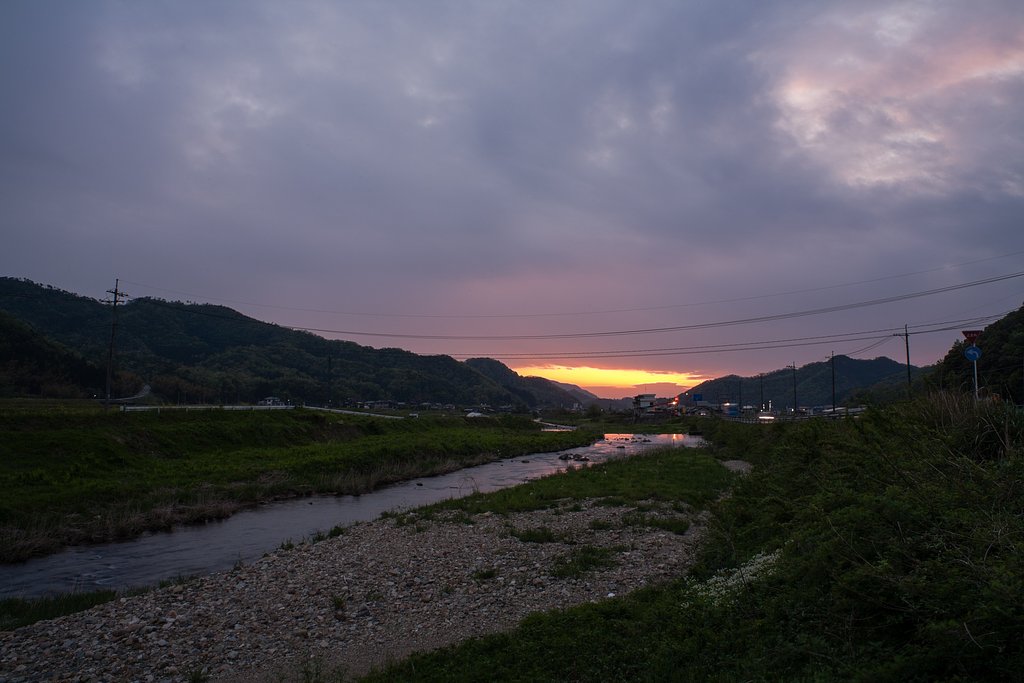 雲の隙間から夕焼けが・・