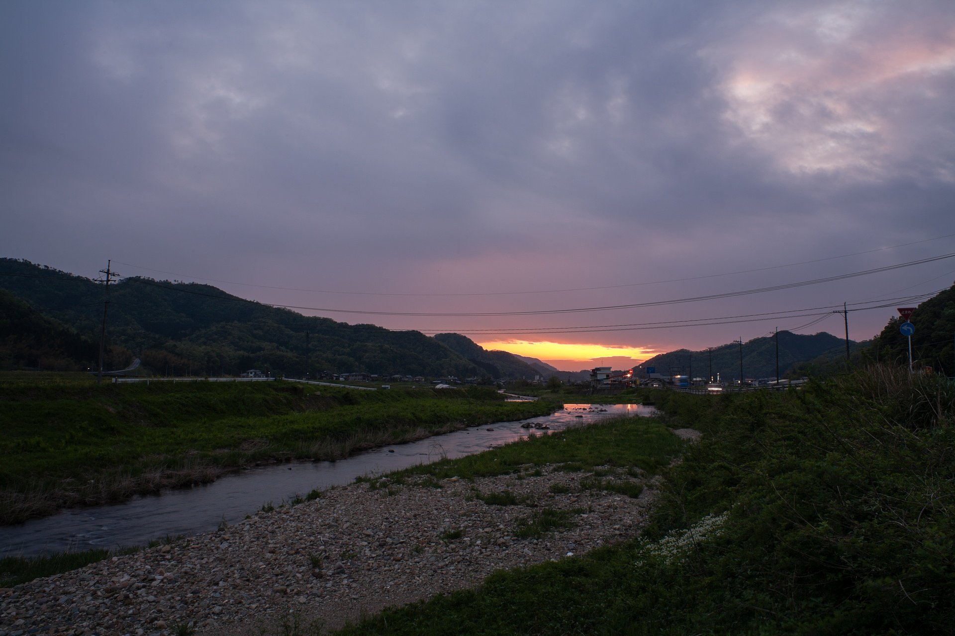雲の隙間から夕焼けが・・